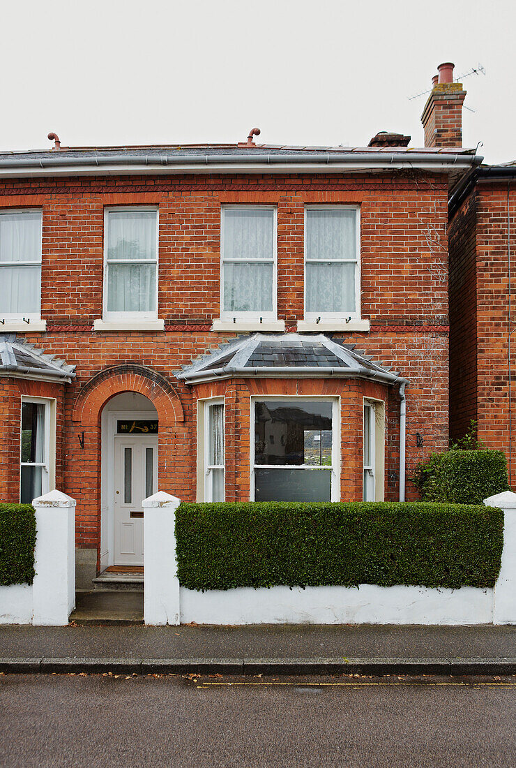 Backsteinfassade eines Reihenhauses in Colchester, England, UK