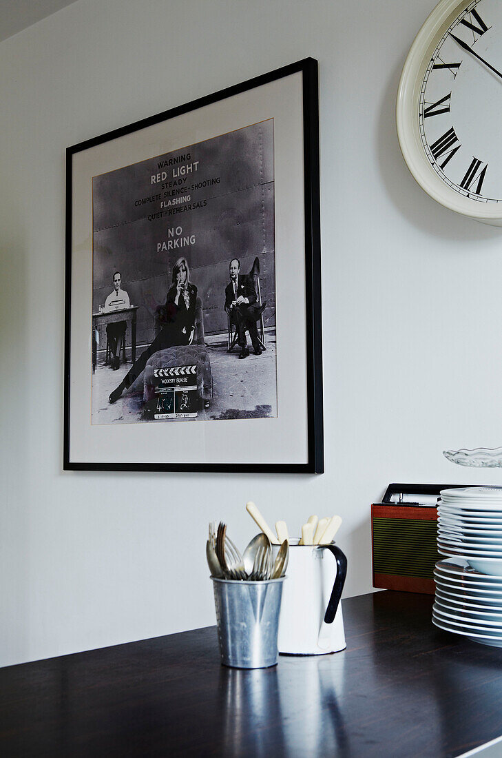 Fotodruck mit Besteck und Tellern in der Küche eines Familienhauses in Colchester, Essex, England, UK