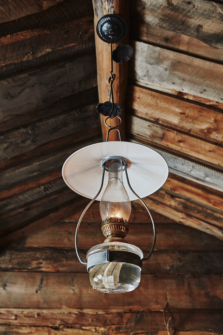 Deckenlampe in einem Kinderzimmer in einer Holzhütte in den Bergen von Sirdal, Norwegen