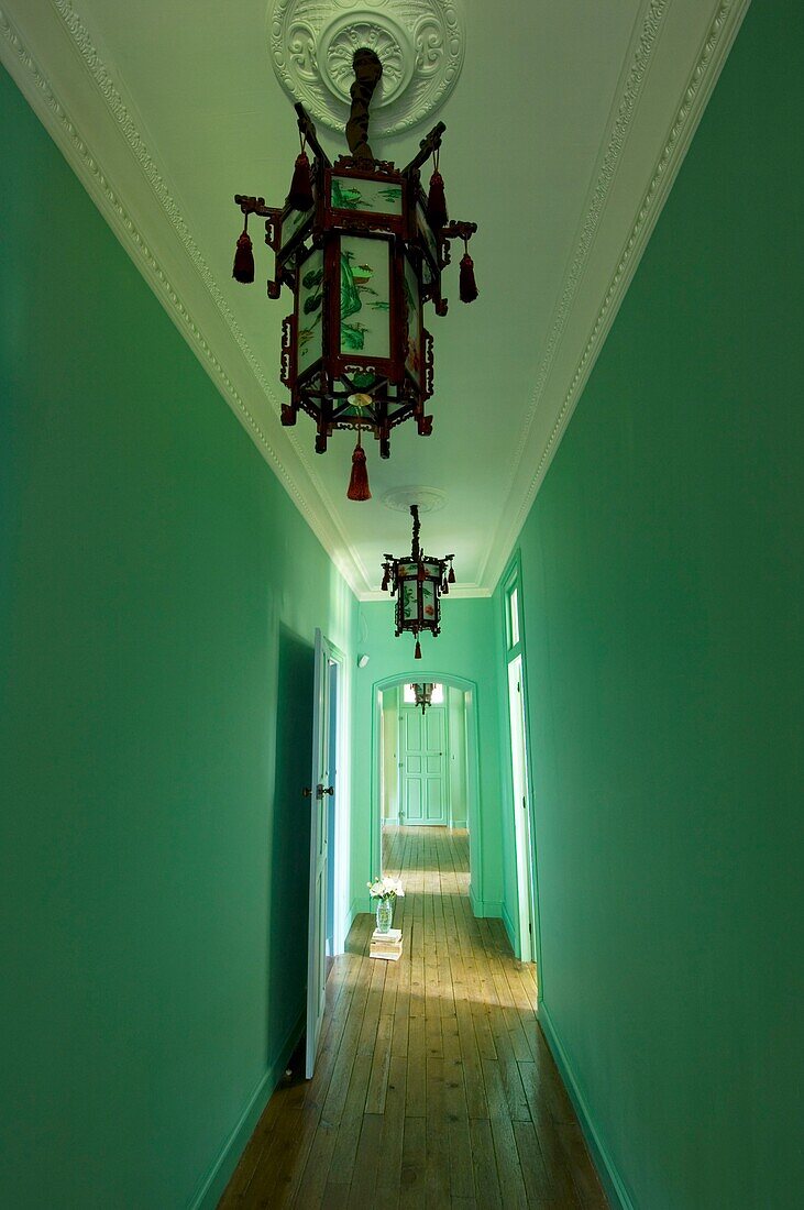 Chinesische Laternen hängen in einem leeren Korridor
