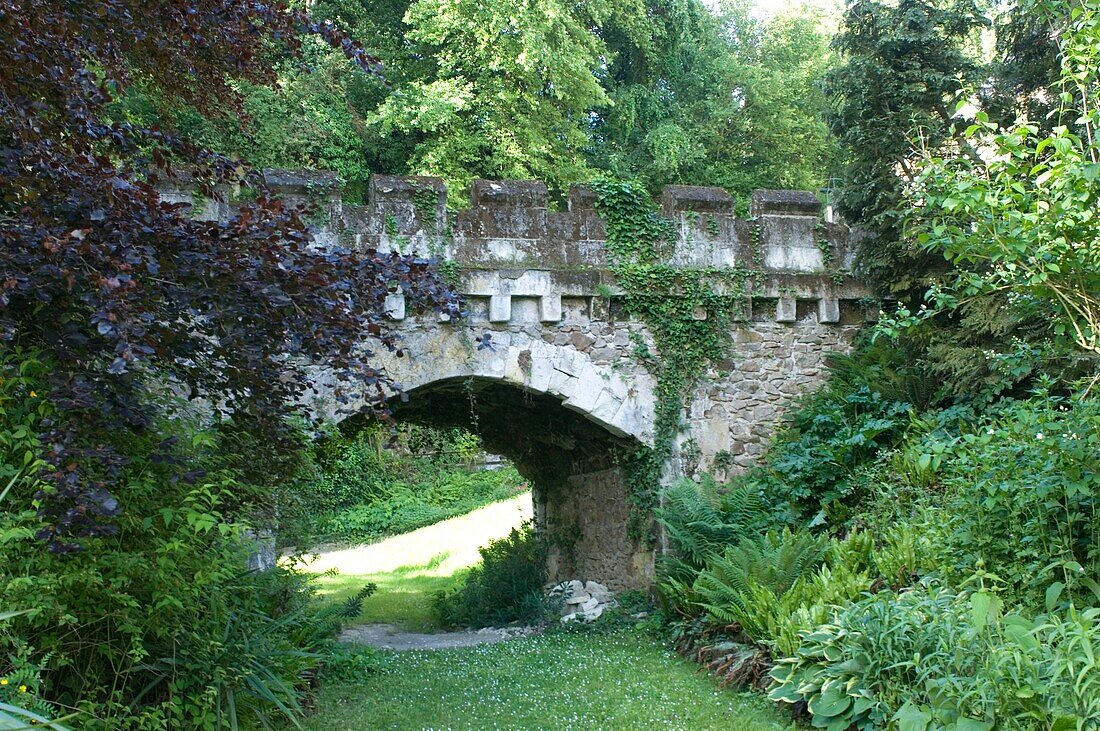 Bogenbrücke im Park