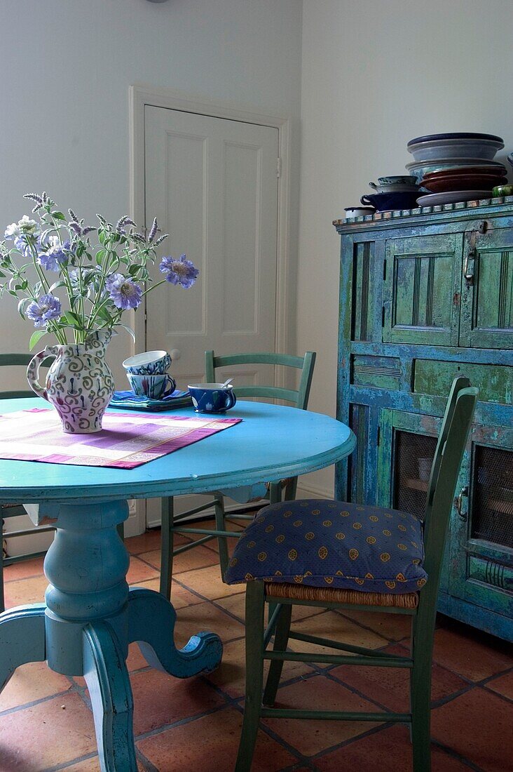 Bemalte Möbel in einer Küche mit Esszimmer
