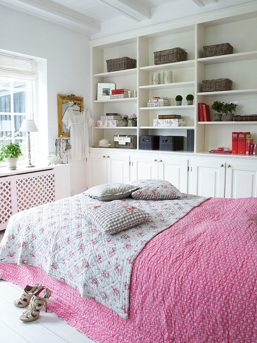 Schlafzimmer mit rosa Tagesdecke