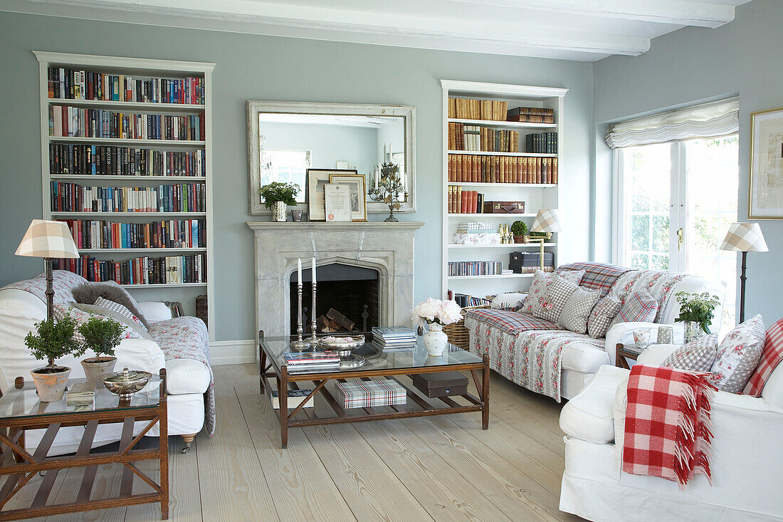 Living room with fireplace and bookshelves