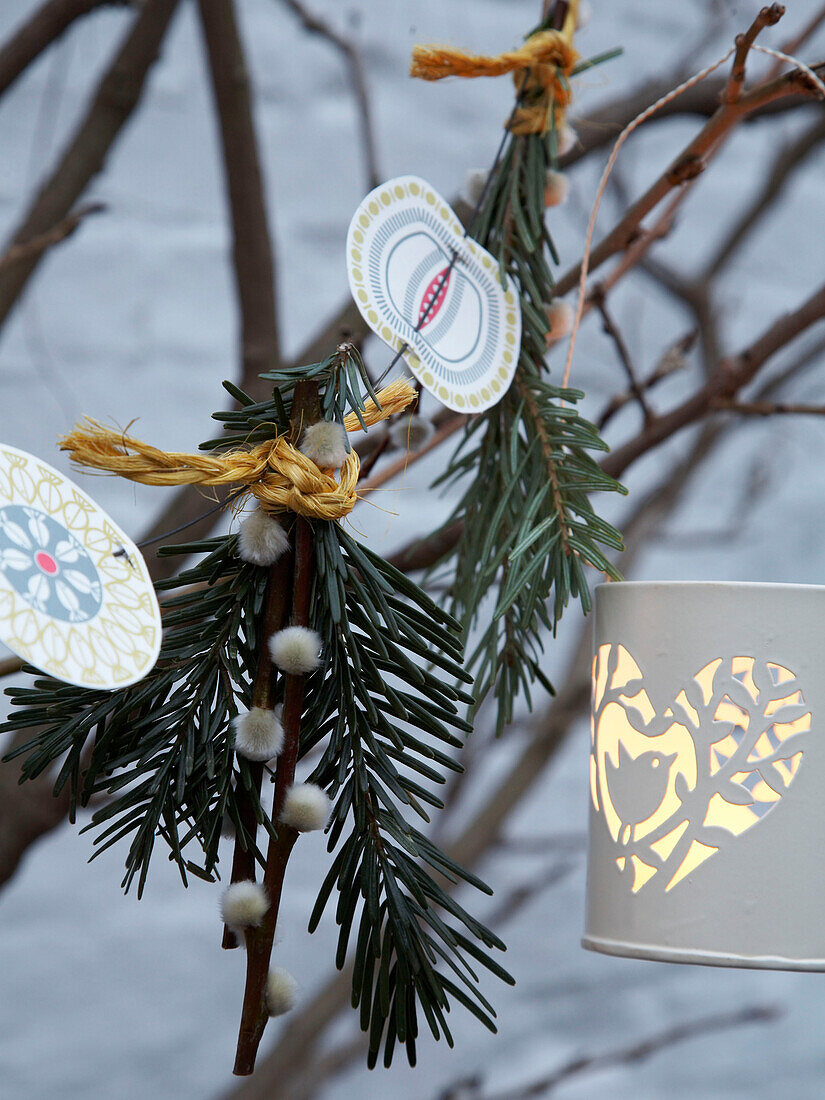 Weihnachtsbaumschmuck und brennendes Teelicht in einem Haus in Herefordshire, England, UK