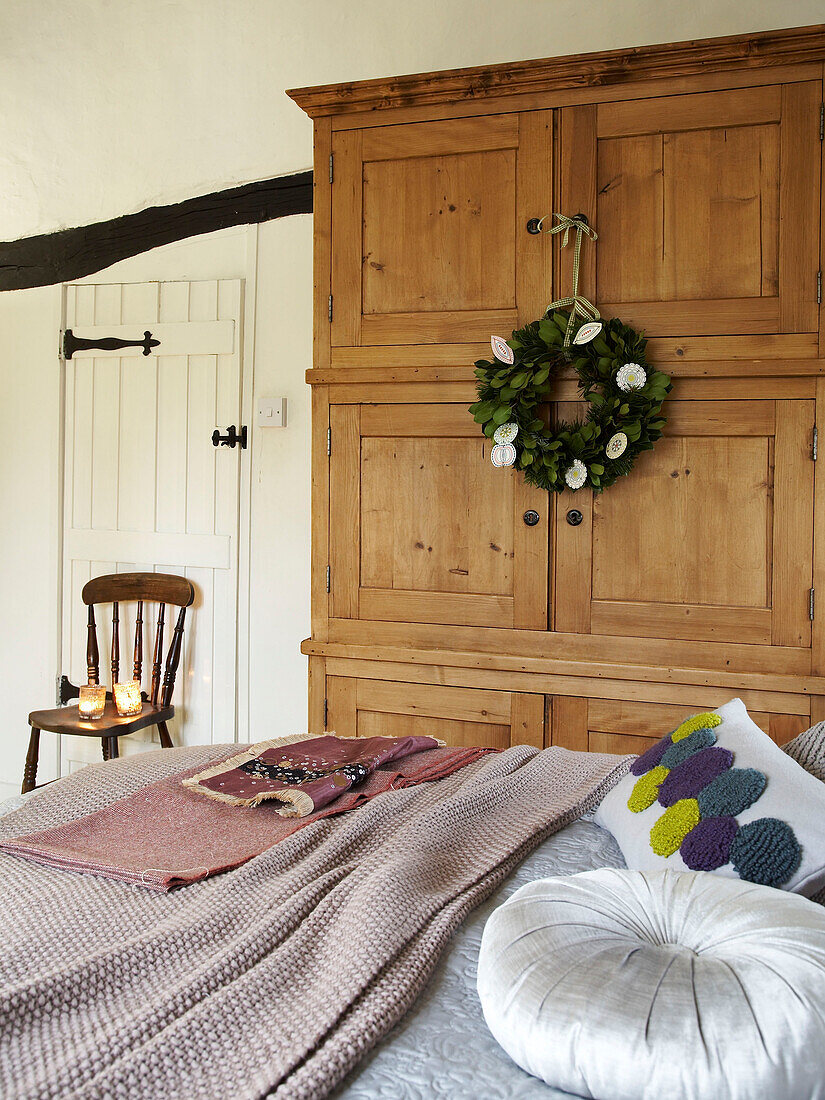 Doppelbett und Kleiderschrank im Schlafzimmer von einem Cottage in Herefordshire, England, UK