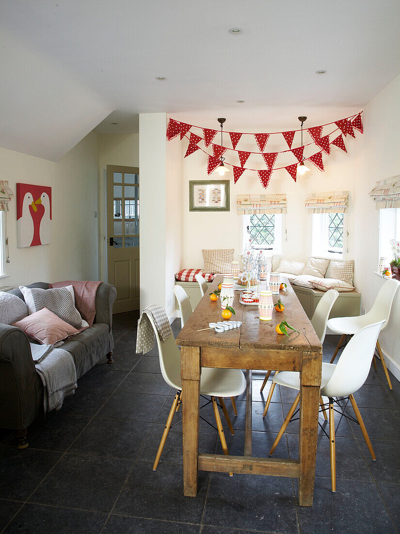 Festliche Wimpel hängen über dem Tisch in der Küche in einem Cottage in Herefordshire, England, UK