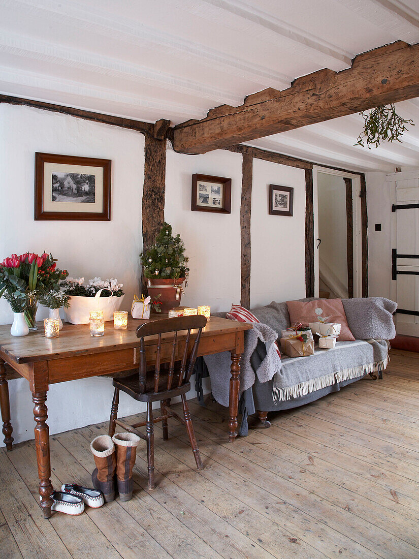 Kerzen auf dem Tisch in einem Wohnzimmer in Herefordshire, England, UK