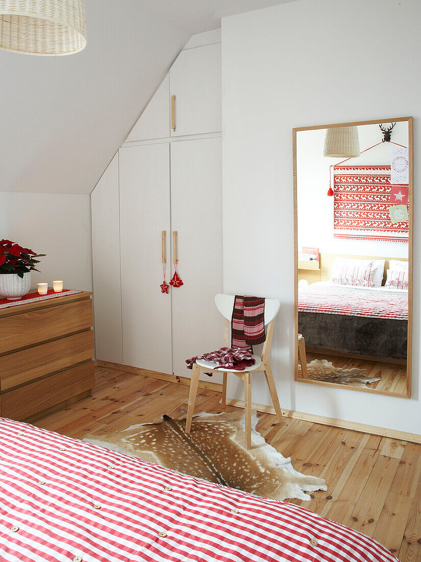 Weihnachtliches Schlafzimmer im Spiegel eines polnischen Hauses