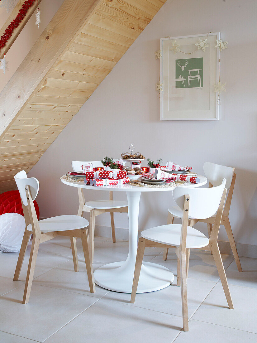 Moderner weihnachtlicher Esstisch unter der Treppe in einem polnischen Einfamilienhaus
