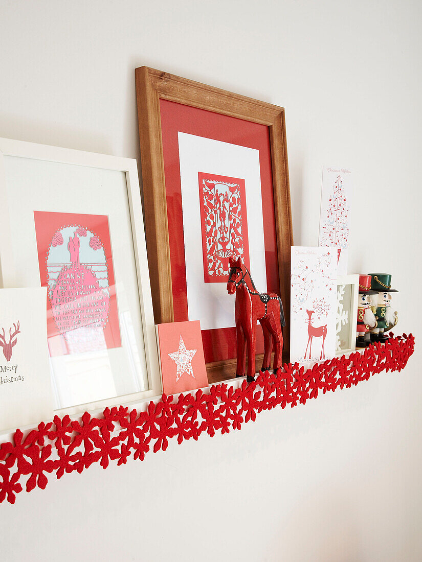 Weihnachtskarten und moderne Ornamente auf einem Regal in einem polnischen Familienhaus