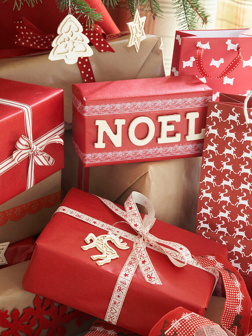 Eingepackte Weihnachtsgeschenke unter dem Baum in einem polnischen Familienhaus