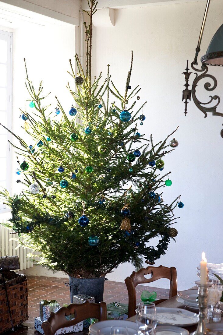 Weihnachtsbaum und weihnachtlich geschmückter Esstisch