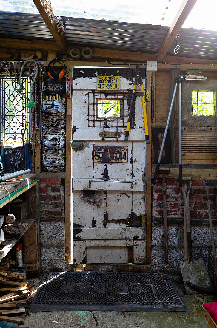 Das Atelier und der Garten des Künstlers Jim T. in Surrey, UK