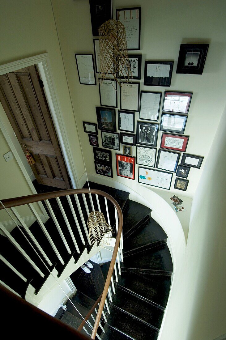 Blick auf Treppenhaus mit Gemälden an der Wand in modernem Haus