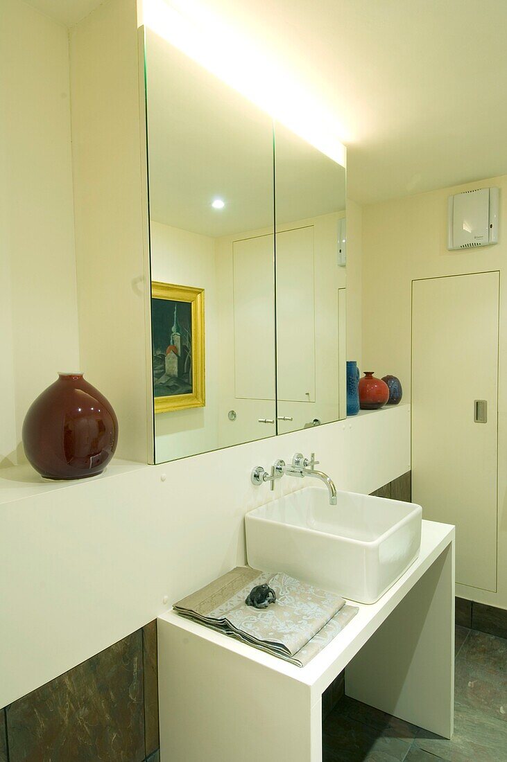 Badezimmer in einem modernen Studio am Wasser
