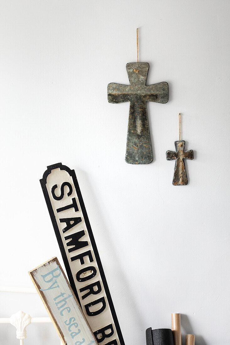 Zwei religiöse Kreuze und Straßenschilder in Reigate, Surrey, UK