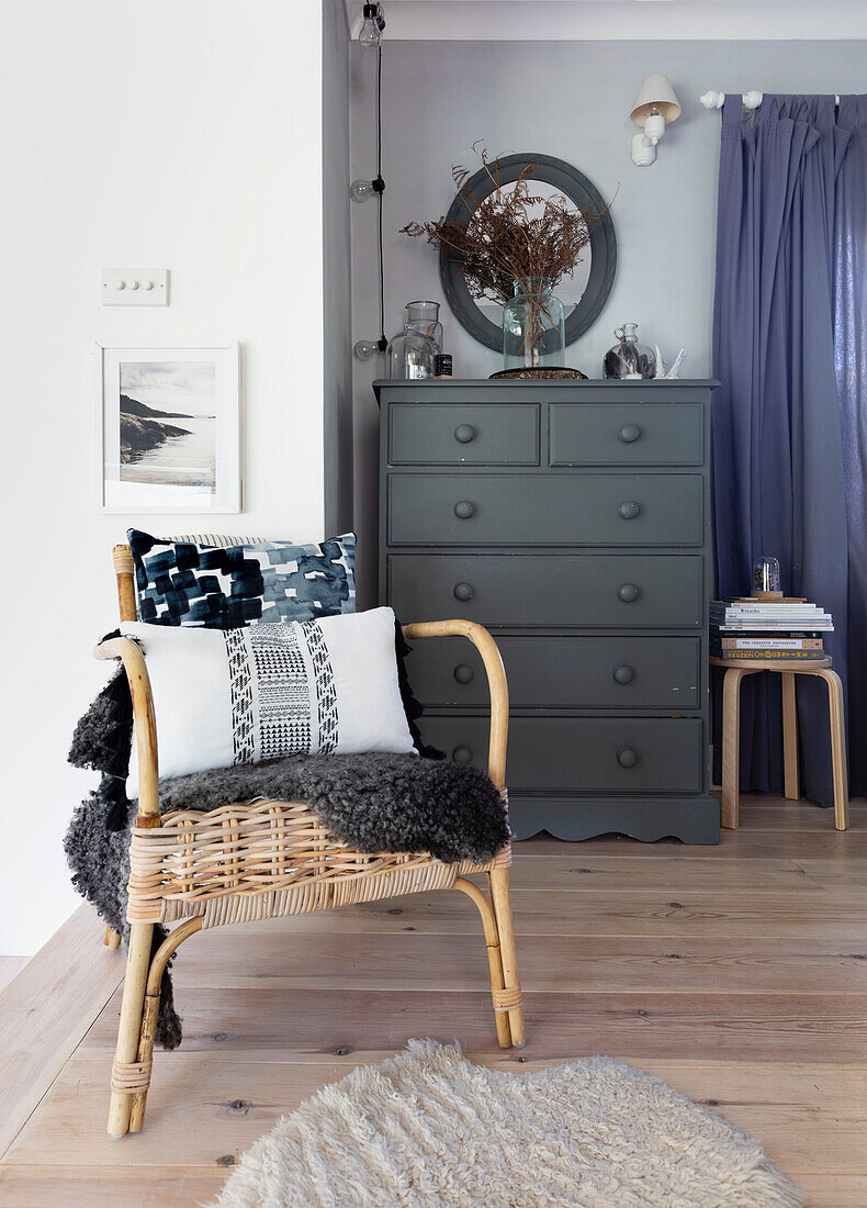 Korbsessel mit Schafsfell und Kissen und Kommode mit Annie Sloan?s Graphite gestrichen Colchester home Essex UK