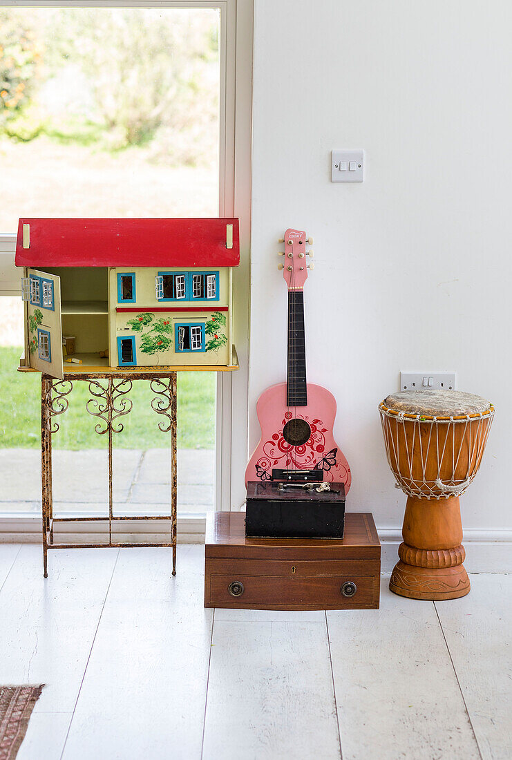Puppenhaus und Gitarre mit Trommel in einem Haus in Guildford, Surrey, UK