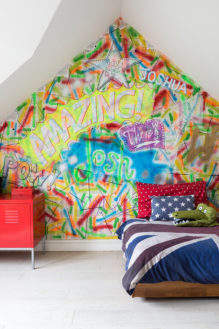 Graffiti-Wand, Einzelbett und Metallschrank im Jungenzimmer in Guildford, Surrey, UK