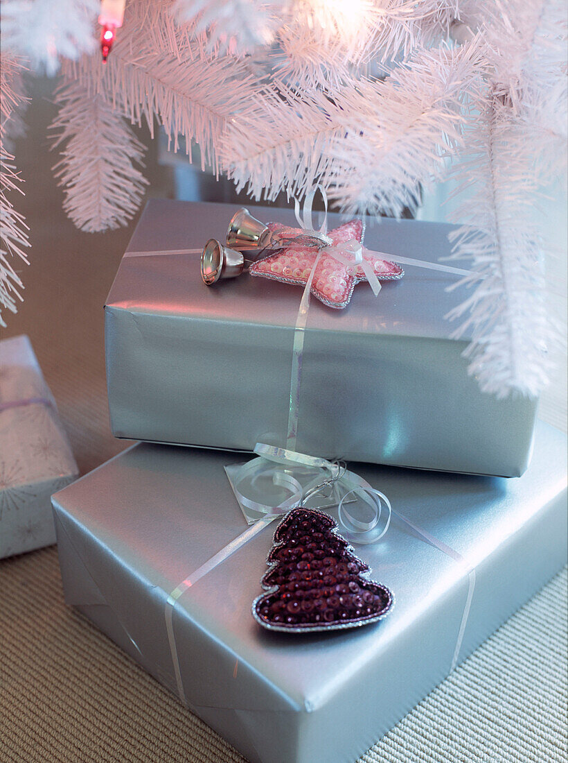 Eingepackte Geschenke unter einem Weihnachtsbaum