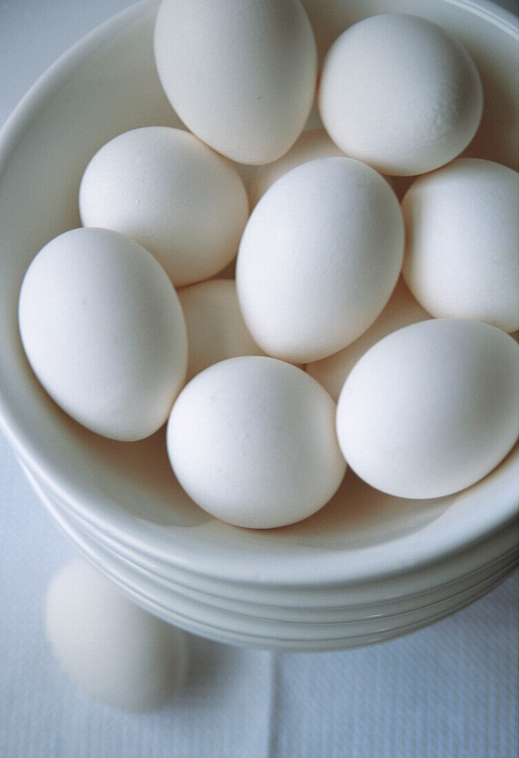 Schale mit weißen Eiern in einer weißen Schale