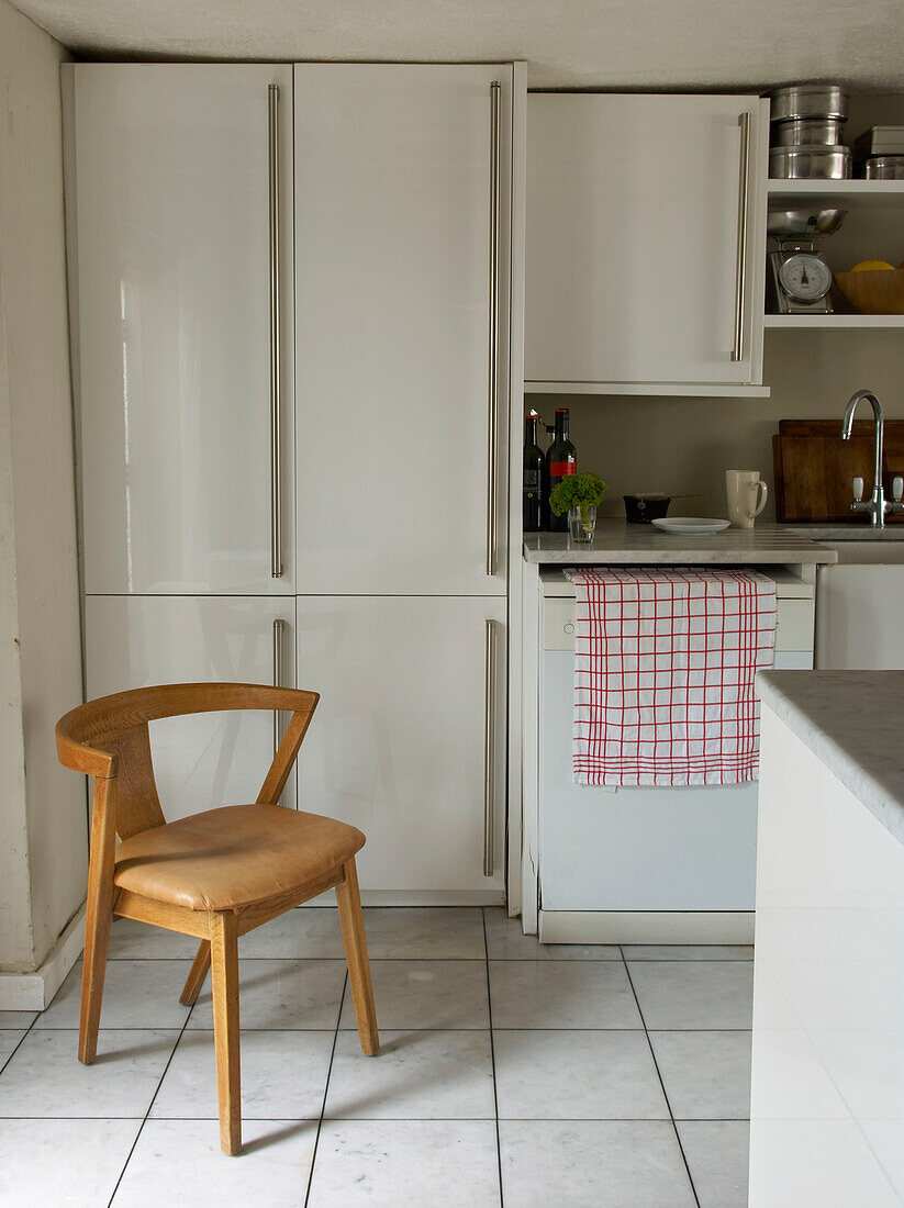 Ein Geschirrtuch hängt am Kühlschrank in einer weißen Küche in Hastings