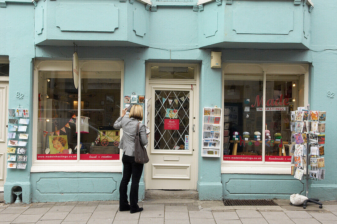 Frau schaut in ein Schaufenster in Hastings