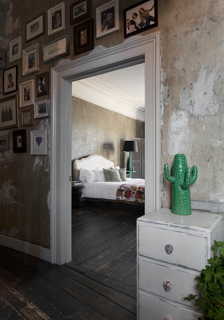 Unverputzte Bilderwand mit Blick auf das Schlafzimmer in einem Haus in Somerset, Großbritannien