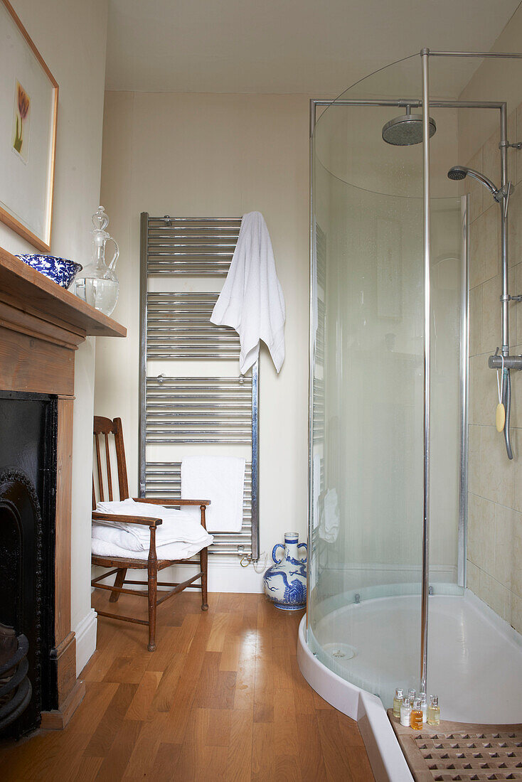 Duschkabine mit wandmontiertem Heizkörper in einem Badezimmer in Aldeburgh, Suffolk England UK