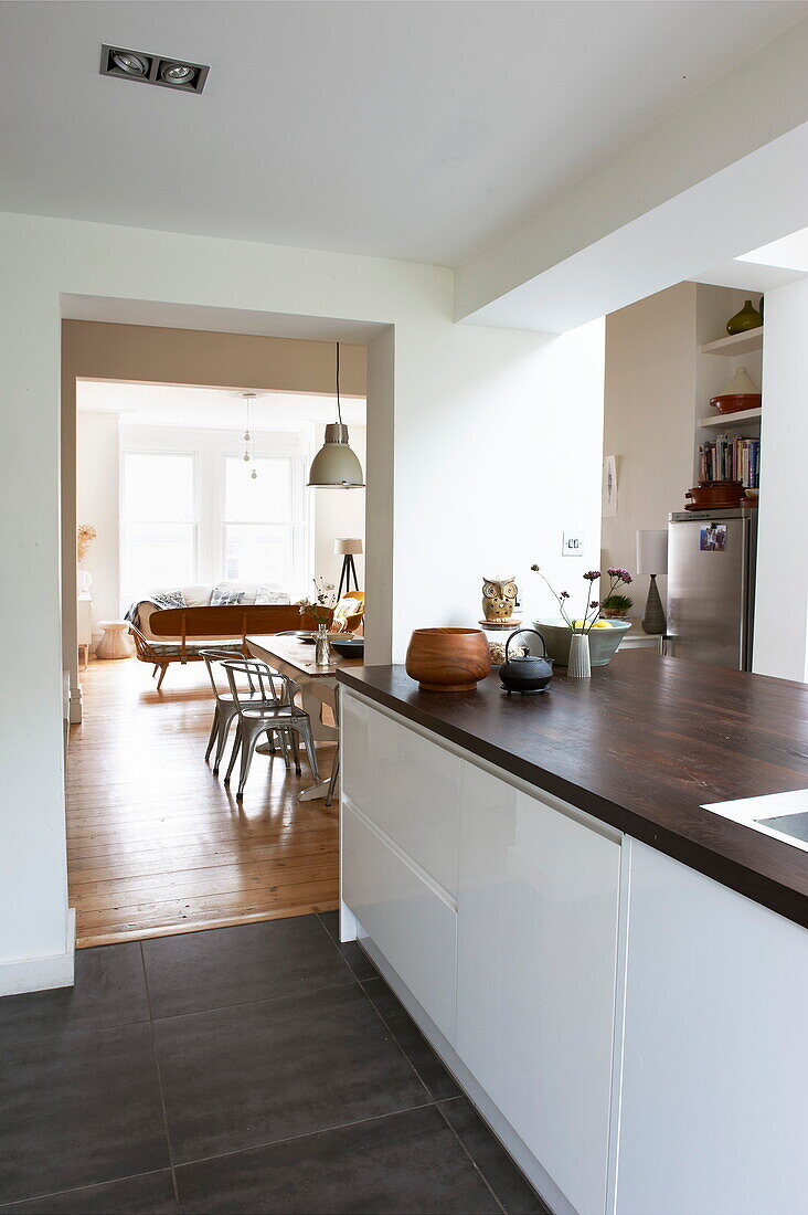 Blick durch den Türrahmen von der Küche in einem Haus in Broadstairs, Kent, England, UK