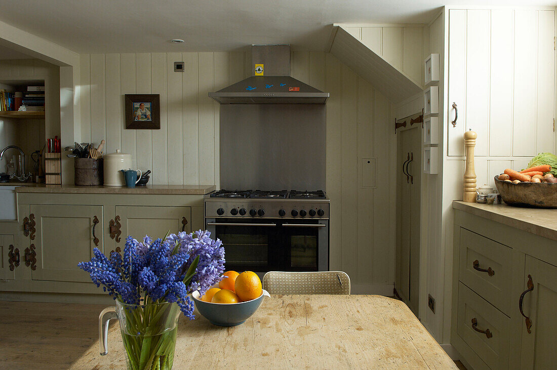 Ein neutrales, zurückhaltendes Farbschema und ein natürlicher Holzfußboden verleihen der Küche ein luftiges Gefühl Hastings Beach House England UK