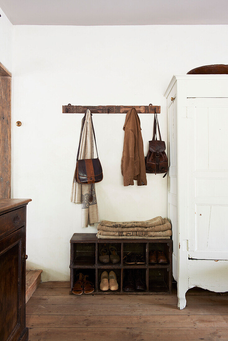 Kleiderhaken über einem Schuhregal in einem Haus in Hastings, East Sussex, England, UK