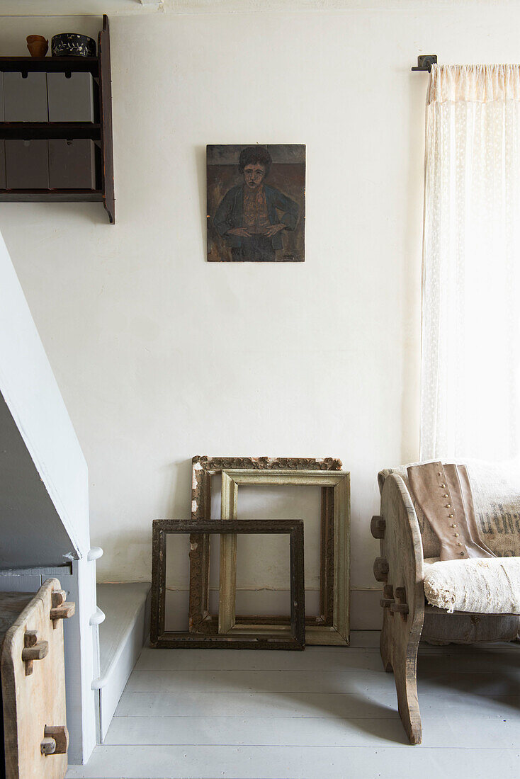 Kunstwerke und Bilderrahmen im Wohnzimmer eines Cottage in Hastings, East Sussex, England, UK
