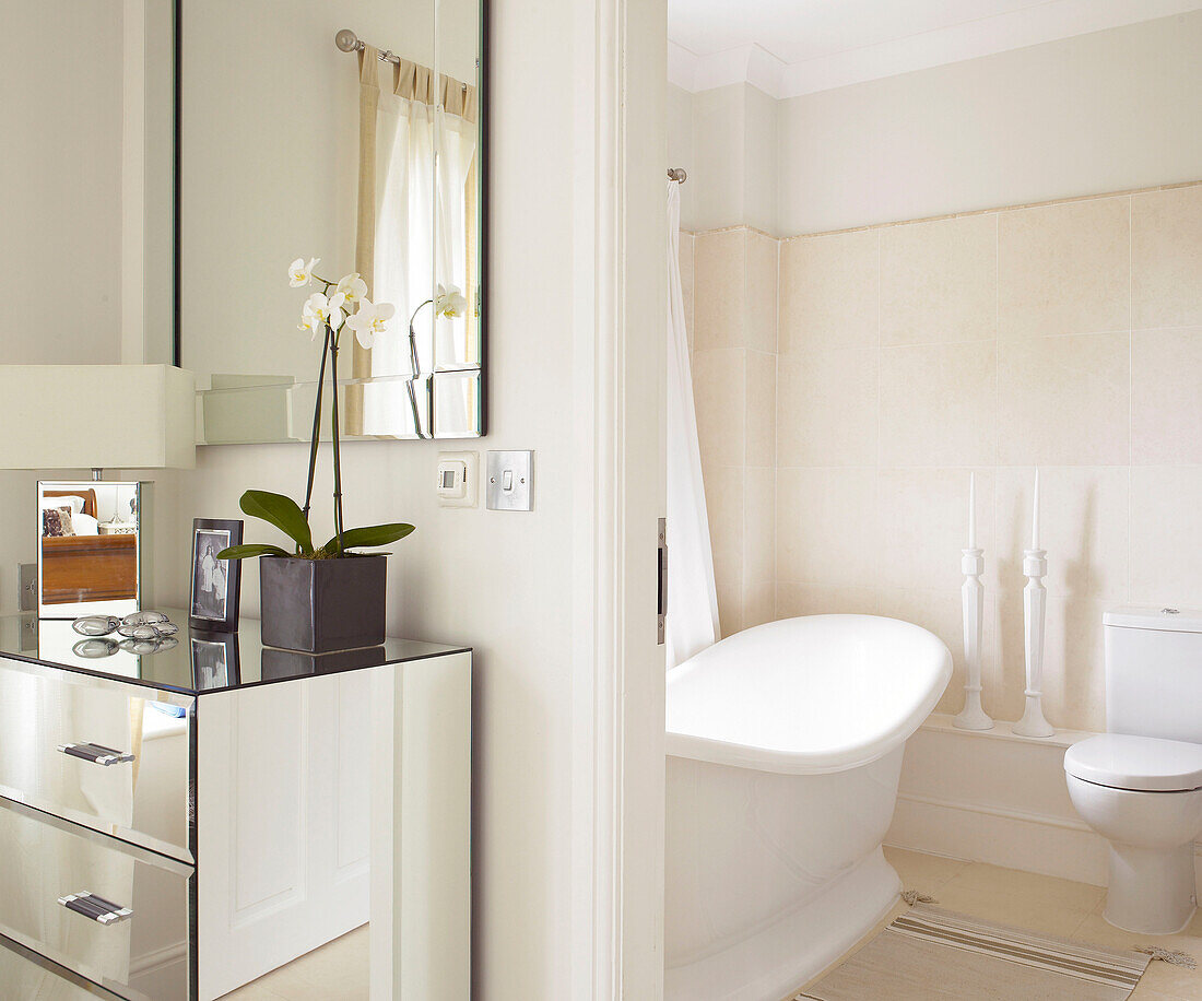 Häusliches Zimmer kombiniert mit weißem Bad