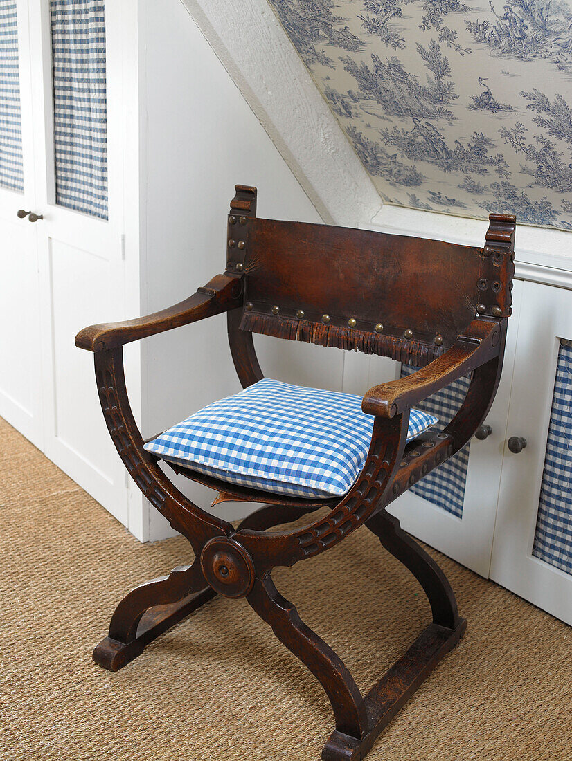 Altmodischer Stuhl in einem weiß-blauen Schlafzimmer