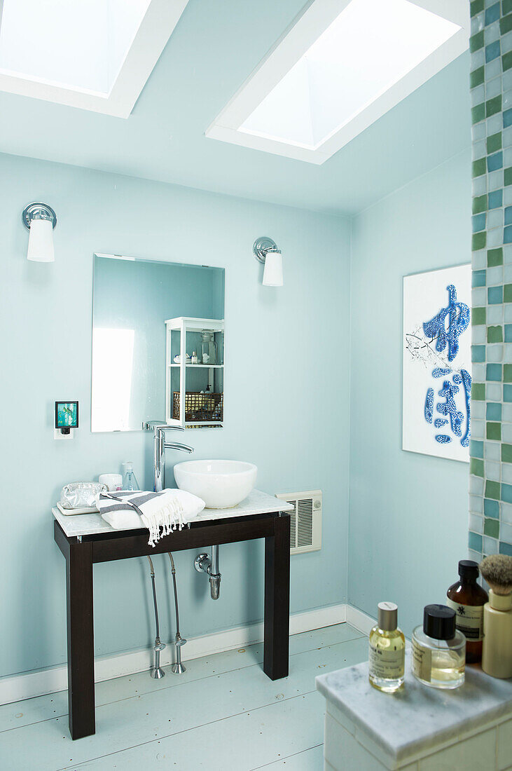 Waschbecken unter dem Spiegel im hellblauen Badezimmer eines Hauses in den Berkshires, Massachusetts, Connecticut, USA