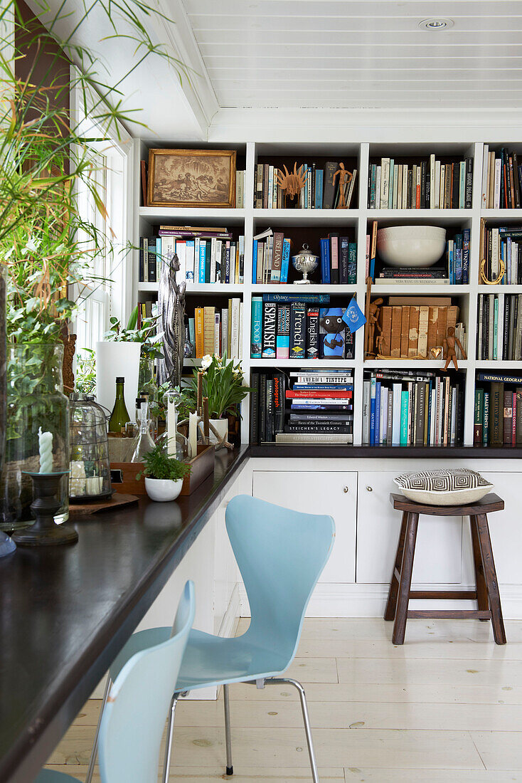 Bücherregal und Beistellmöbel mit Pflanzen in einem Haus in Austerlitz, Columbia County, New York, Vereinigte Staaten