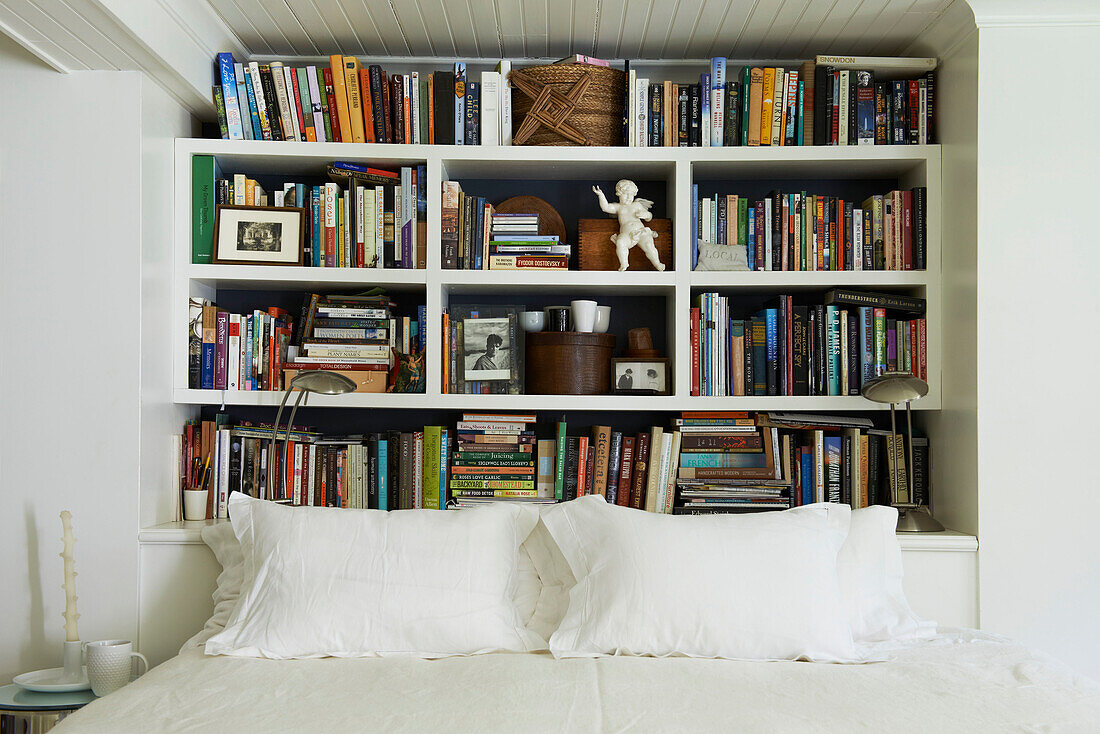 Bücherregal über einem Doppelbett in Austerlitz, Columbia County, New York, Vereinigte Staaten