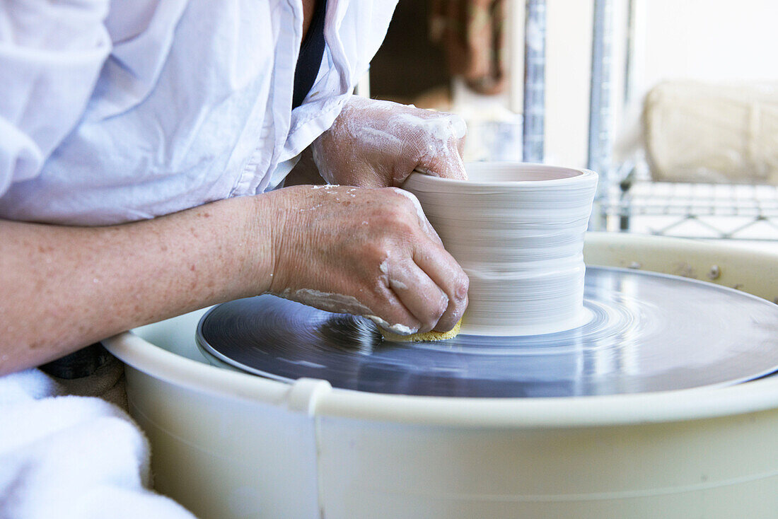 Frau formt Vase auf der Töpferscheibe, Austerlitz, Columbia County, New York, Vereinigte Staaten