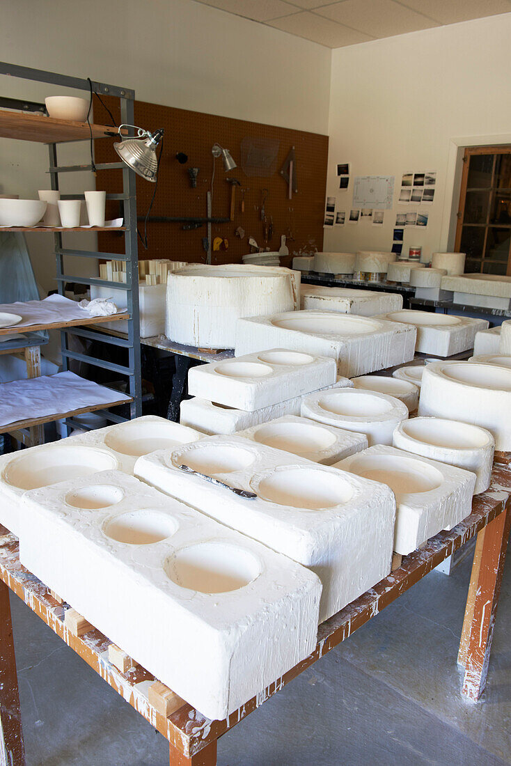Keramikformen auf dem Tisch im Atelier, Austerlitz, Columbia County, New York, Vereinigte Staaten