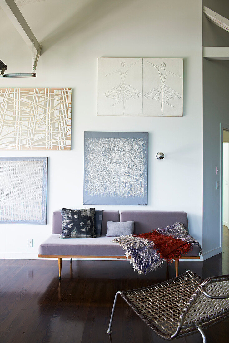 Stuhl und Sofa mit Kunstwerk im Wohnzimmer eines Hauses in Sheffield, Berkshire County, Massachusetts, Vereinigte Staaten