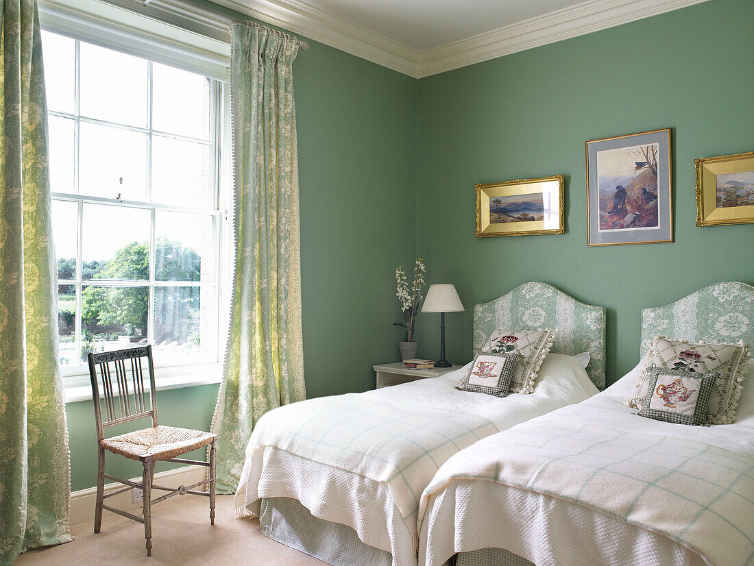 Pastellgrünes Zweibettzimmer in einem Landhaus in Lincolnshire, England, UK