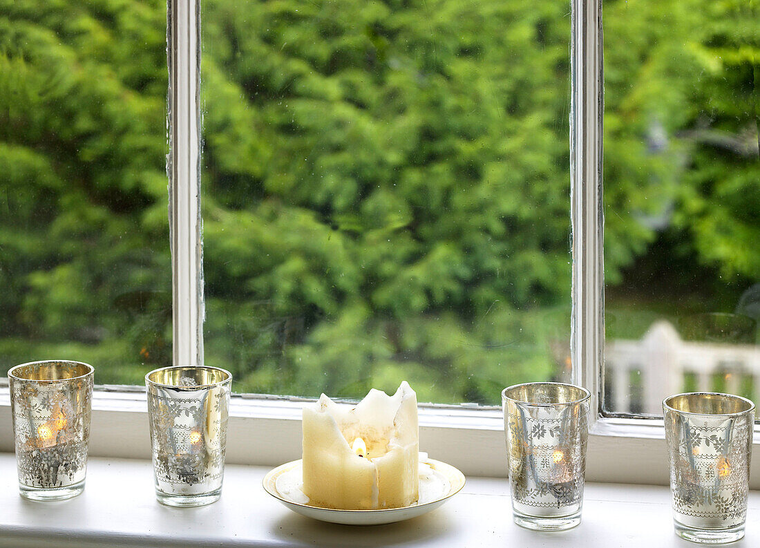 Kerzen auf einer Fensterbank