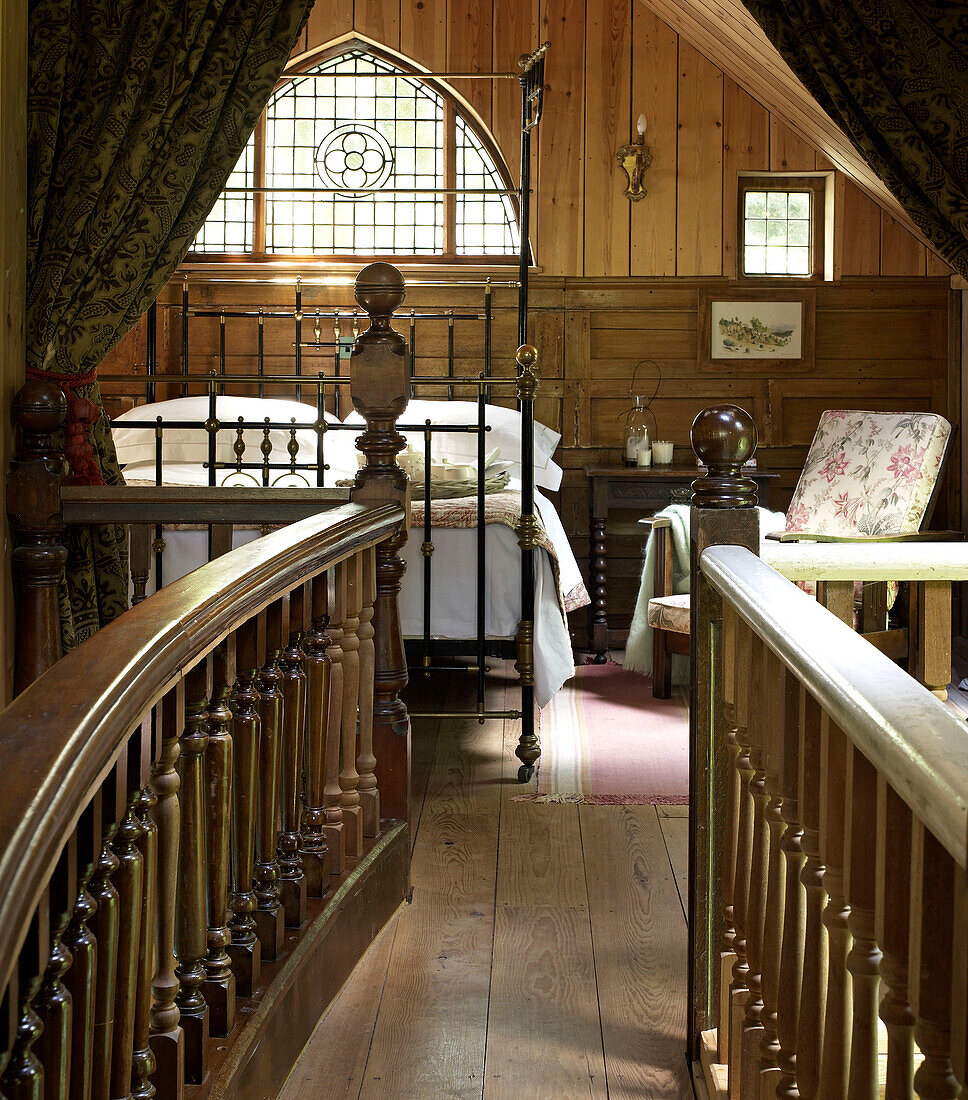 Geschnitzter Holzsteg als Zugang zum Schlafzimmer einer umgebauten Kapelle in Shropshire, England, UK