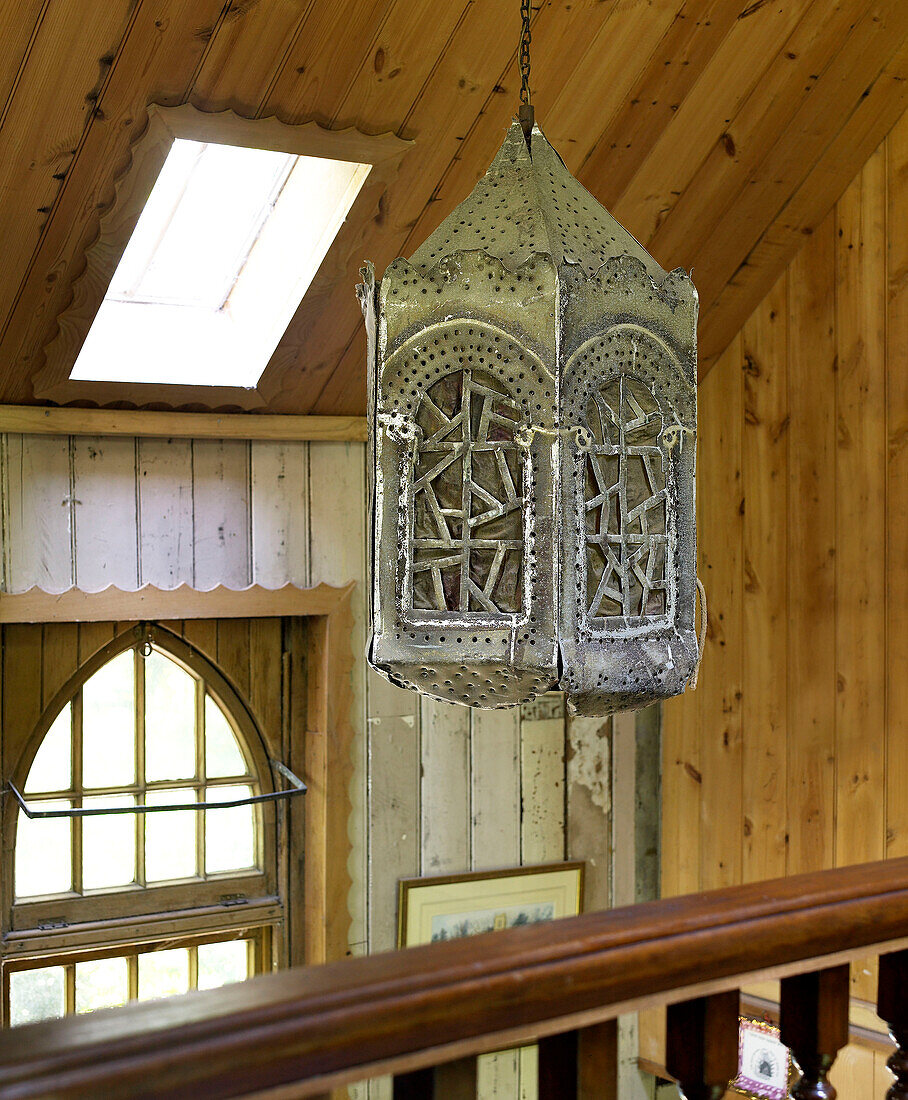 Metalllaterne hängt von der Dachschräge in einer umgebauten Kapelle in Shropshire, England, UK