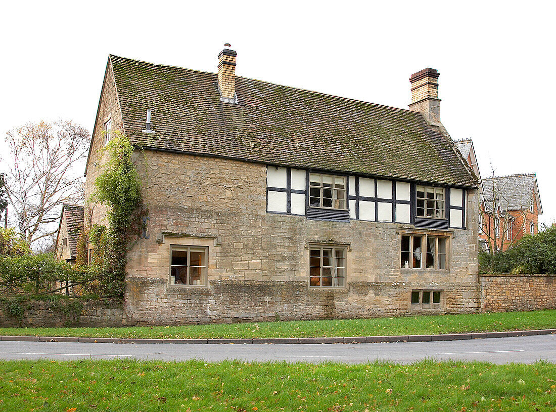 Bauernhaus aus Stein mit teilweisem Fachwerk in Gloucestershire, England UK