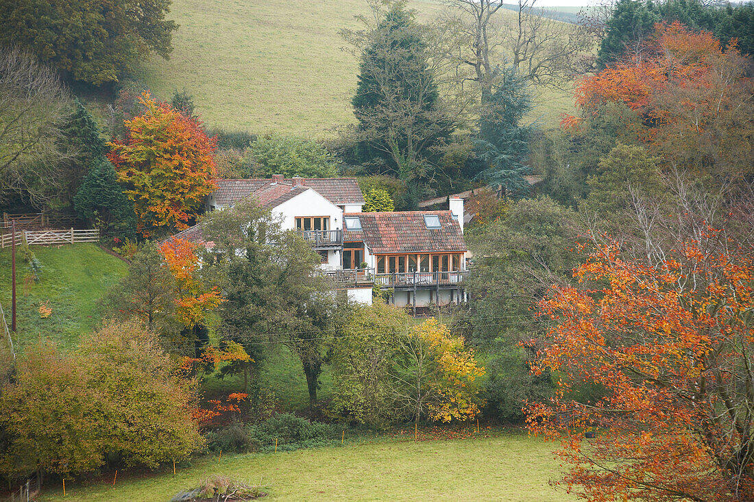 Erhöhte Ansicht eines Hauses in Somerset auf einem Grundstück, ländliches England, UK
