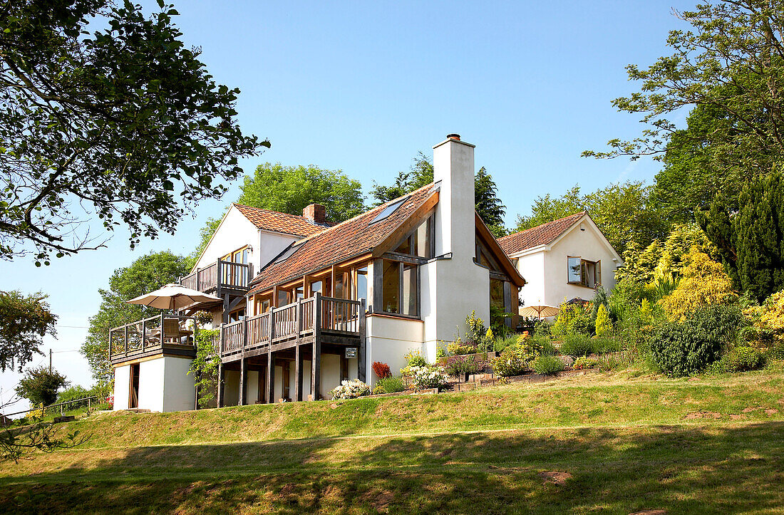 Außenbalkon und Garten eines Hauses in Somerset, England UK