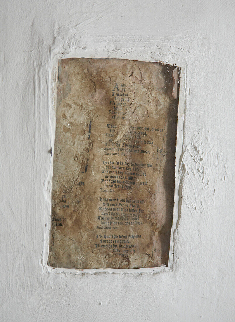 Historische Gedenktafel an einer weiß getünchten Wand in Bath, Somerset, UK